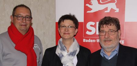 Gert-Heinz Koslowski (links) ist der neue Kassier des SPD-Kreisverbands Calw. Er tritt die Nachfolge von Richard Dipper an, der sich nach zwölf Jahren in der Vorstandsriege des Calwer SPD-Keisverbands als Kassier und Kreisverbandsvorsitzender künftig an anderer Stelle stärker engagieren wird. Was die SPD-Kreisvorsitzende Saskia Esken freut: Richard Dipper wird weiterhin dem Vorstand mit Rat und Tat zur Seite stehen und als einer von zwei Kassenprüfern auch weiterhin einen Blick auf die Finanzen haben: