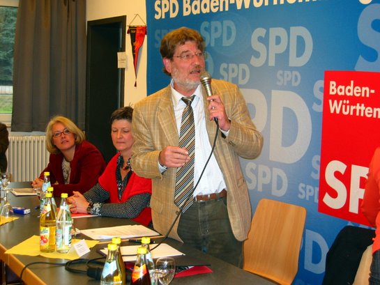 Der Kreisvorsitzende Richard Dipper eröffnet den Wahlparteitag