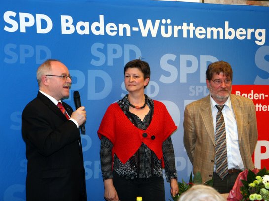 Der Freudenstädter Kreisvorsitzende Gerhard Gaiser gratuliert